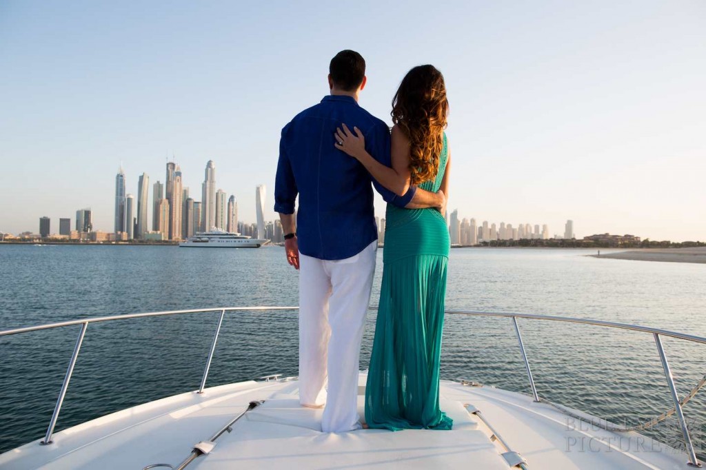 Мы делаем снимки романтические фотосессии в стиле Love-Story на роскошных яхтах и простых арабских лодках на реке.